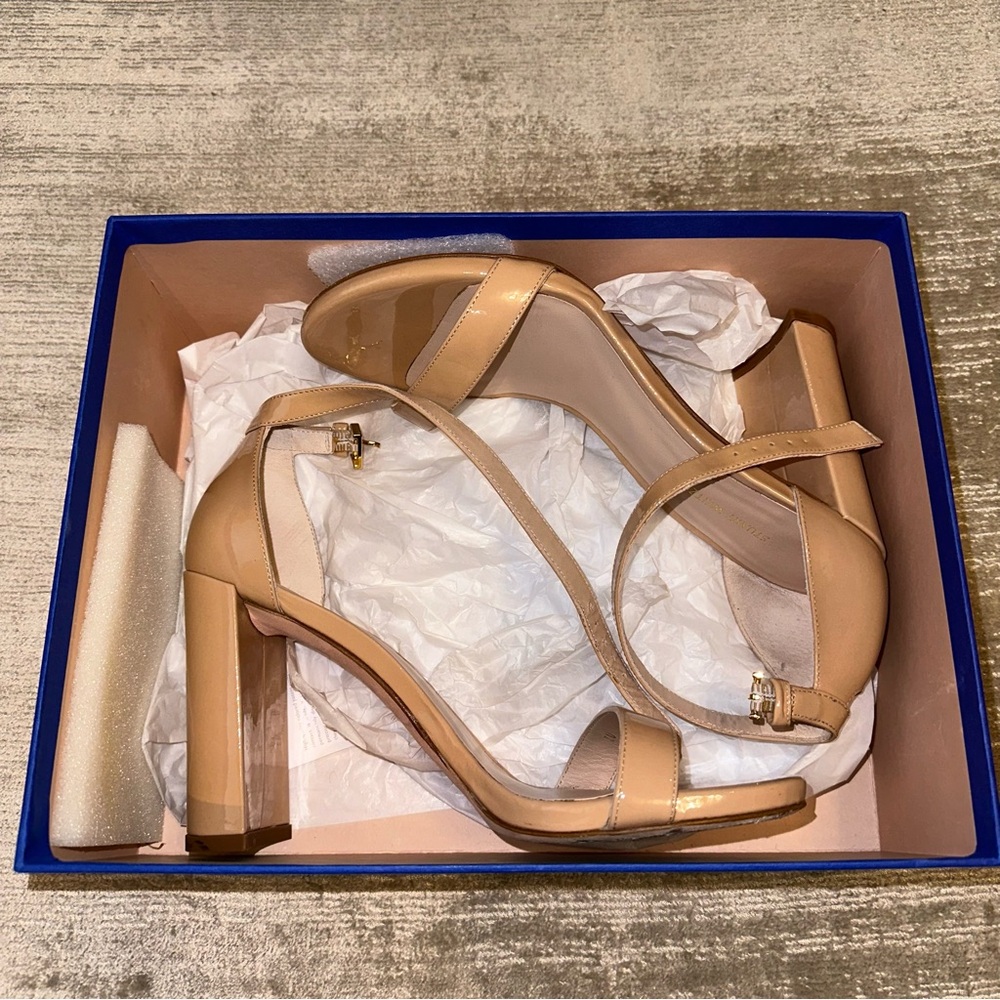 Stuart weitzman size 9 patent leather visible areas look new side from bottom